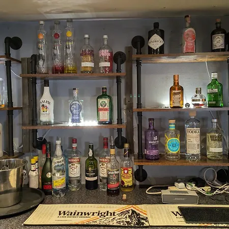 District Pub With 10 En-suite * هوكسهيد