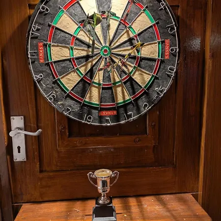 بيت للعطل District Pub With 10 En-suite *